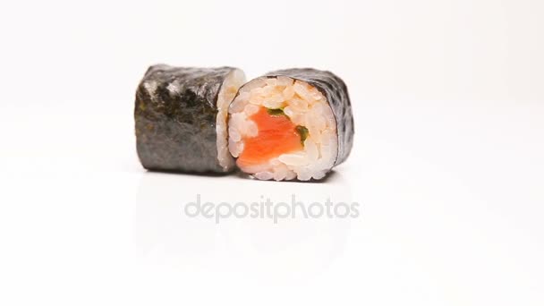 Rolos de sushi girando na apresentação branca — Vídeo de Stock