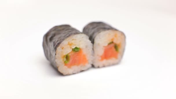 Chef-kok sushi maki pittige syake presentatie rolt van luxe japan restaurant rollen draaien op wit — Stockvideo