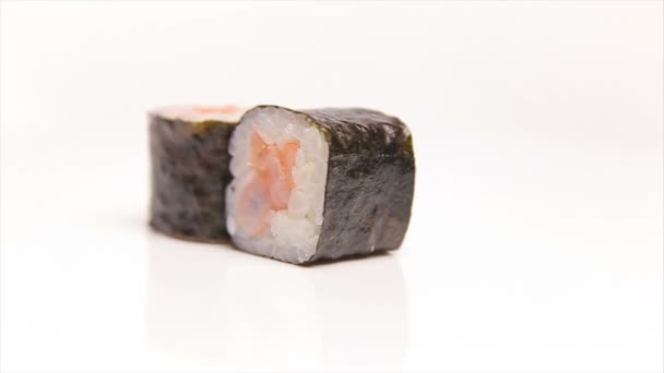 Rouleaux de sushi avec crevettes tournant isolé sur blanc — Video