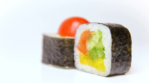 Παρουσίαση σεφ της Ιαπωνίας εστιατόριο περιστροφής με λευκό ΝΩΡΙΣ Maki sushi κυλίνδρους με λαχανικά — Αρχείο Βίντεο