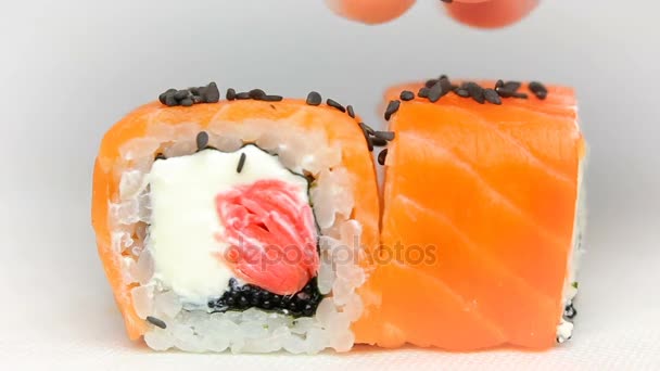 豪华的餐厅，寿司盘 Otary maki 新鲜的生鲑鱼、 奶酪姜粉红与瑶柱鱼子 — 图库视频影像