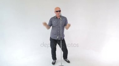 bir şarkı charismatically dans mikrofon ile atlama adam şarkı söylüyor