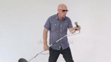 solisti bir şarkı bir yere mikrofon söyler.