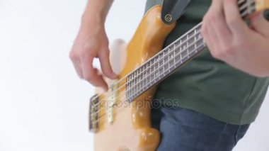 Bas gitar ve müzik atlama adam çalış - portre çekim Clip beyaz izole