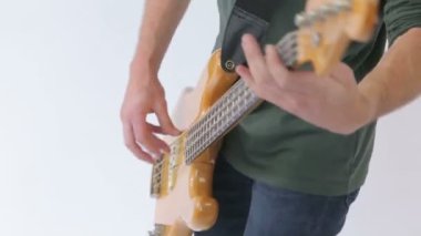 Bas gitar oyuncu dans müzik