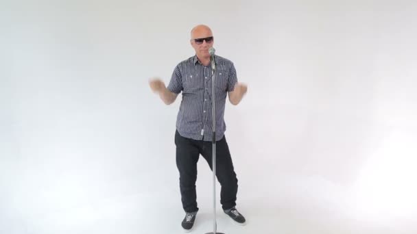 Man zingt een lied charismatically dansen springen met de microfoon — Stockvideo