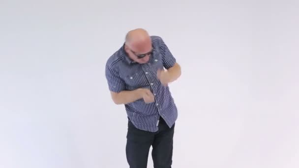 Homem canta música clipe e dança carismaticamente no fundo branco para clipe — Vídeo de Stock