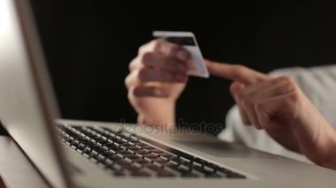 laptop tuş takımı üzerinde kredi kartı numarası ekleme yakın çekim