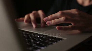 Geceleri izole yazarak dizüstü klavye