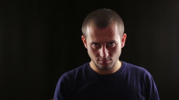 Wütender Verbrecher im Dunkeln zückt Waffe - wütender Kaukasier richtet Waffe auf Zuschauer — Stockvideo