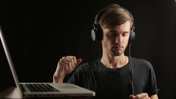 Streszczenie Nastoletnia dj muzyk w uczucie Muzyka Słuchawki — Wideo stockowe