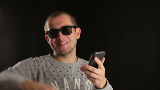 Uomo utilizza smartphone e sorrisi — Video Stock