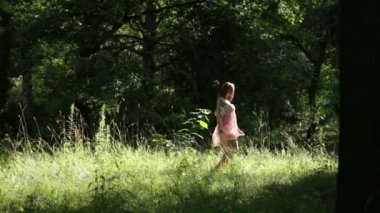 Sevimli güzel genç kadın nazik havadar elbise dantel ve yaz orman çim gülümseyen