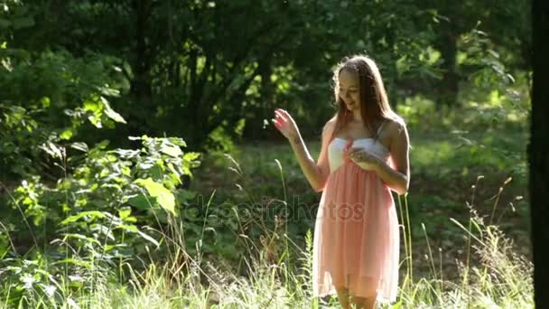 Portrait ensoleillé de larmes féminines de pétales à la clairière verte de la forêt d'été — Video