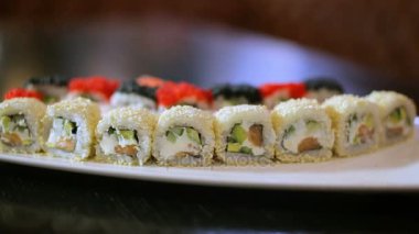 hareket sunudaki lezzetli suşi