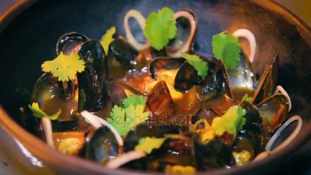 Presentación del restaurante del tazón de mejillones - servir delicioso plato — Vídeos de Stock