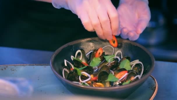 Cozinheiro está servindo deliciosos mexilhões prato — Vídeo de Stock