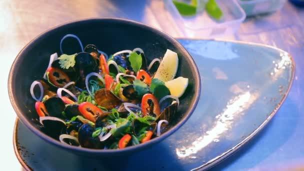 Restaurante de mariscos de lujo deliciosa presentación plato - mejillones frescos servidos con verduras y croutons — Vídeos de Stock