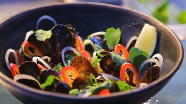 Chef presentation of delicious mussels in craft wooden bowl seafood restaurant dish - Japanese or Asian food — Stock Video