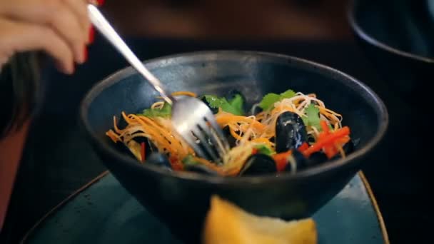 Comer plato con mejillones asiático restaurante servicio — Vídeos de Stock