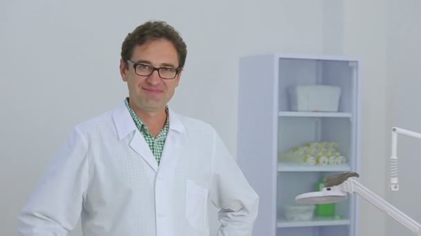 Arzt zeigt Daumen hoch in Kamera und lächelt — Stockvideo