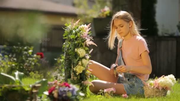 Luogo di ricevimento per bambini e decorazioni nuziali - giovane modella femminile nel verde giardino erboso — Video Stock