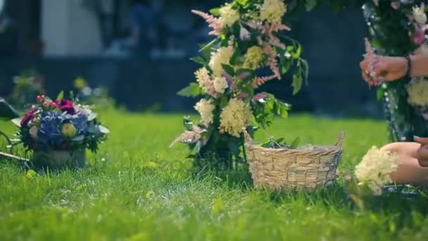 Yeşil çimenli güneşli yaz bahçesinde çiçek süslemeleri zevk teen kız — Stok video