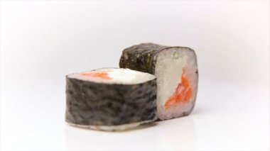 Syake Fila beyaz izole taze Çiğ somon ile rulo. Makro döndürme