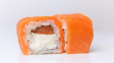 Udzu maki üzerine beyaz peynir ve taze sulu greyfurt Çiğ somon roll