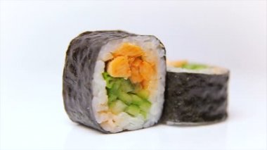 Lüks Restoran sushi yemek Piro maki kızarmış somon, soğan ve taze salatalık ile