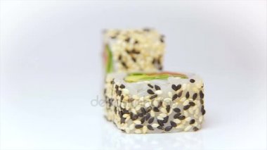 Japon restoran lüks yemek - sunumunu suşi roll goma maki dönen beyaz tabak içinde izole