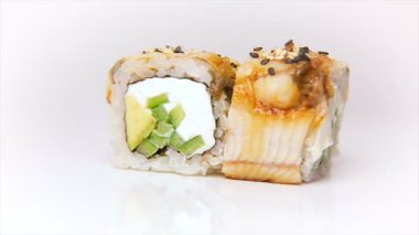 Luxury Japonya Restoran sushi yemek Piro maki sunumunu beyaz plaka üzerinde döner. Makro çekim.