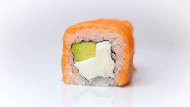 Syake fila maki roll raw salmon with cream cheese and avokado on white — Stock Video