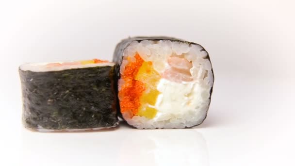 Kandzu maki sushi rulle med flygfisk löjrom, räkor och färsk paprika Japan mat — Stockvideo