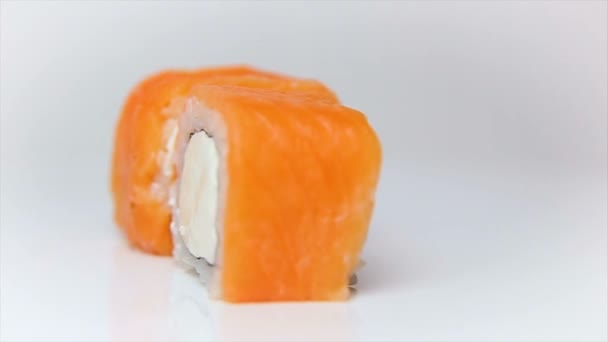 Präsentation köstlicher Sushi-Rollen mit rohem Lachs und Frischkäse — Stockvideo