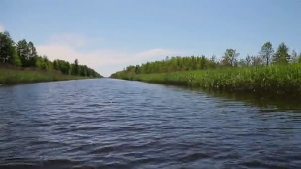 Bateau à moteur Vue POV - voyageant sur le canal Dniepr-Bug — Video