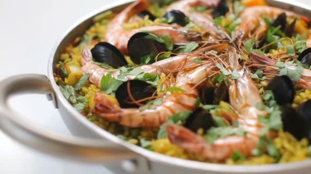 Dolly panorama of spanish paella with langoustine, king prawns and mussels macro food — 비디오
