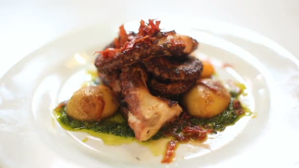 Slide shot grilled octopus with potatoes — Stock Video