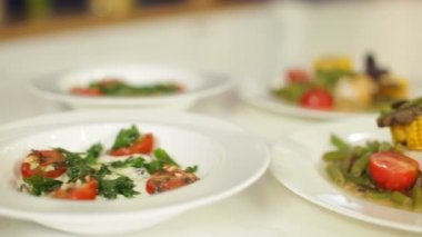 Peynir kremalı Porcini mantarlı hindistan cevizi, Porcini mantarlı makarna ve mantarlı tavuk göğsü ve kuşkonmaz fasulyesi, bebek kameralı panorama