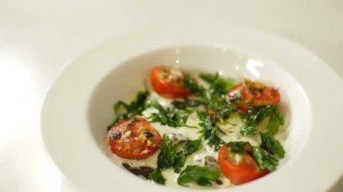 Peynir kremalı Porcini mantarlı hindistancevizi ve fırında kiraz domatesleri, el kameralı panorama.