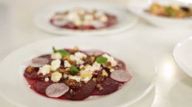 Pancar carpaccio, taze pancar kökü tabakları, dolly slide cam panorama.