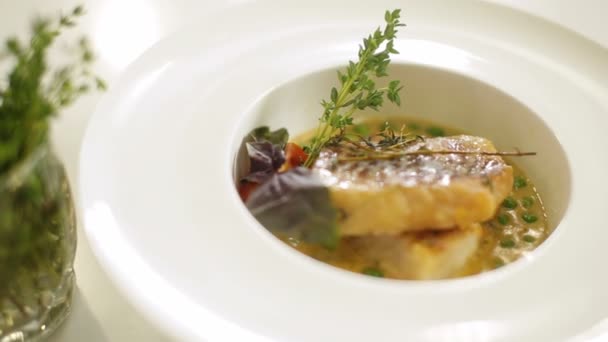 Pike perch fillet in birch juice with rosemary and spinach, dolly slide cam panorama — Stock Video