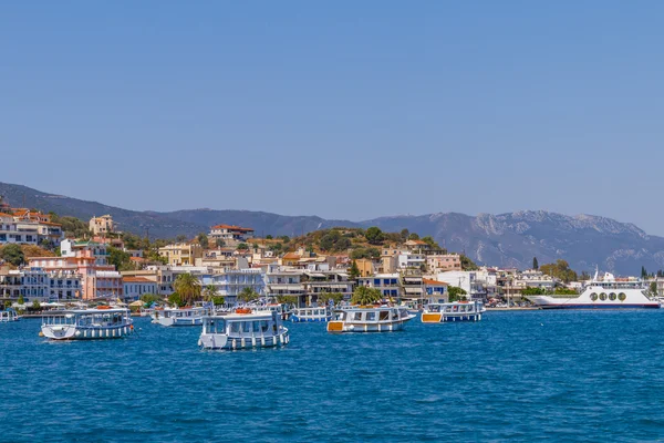 ポロス島の漁船など島のギリシャ、ペロポネソス半島 — ストック写真