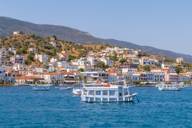 Balıkçı tekneleri Poros Adası cityscape arka planda, Peloponnese, Yunanistan