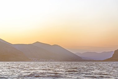 Deniz günbatımı ve rock Dağları çevresinde