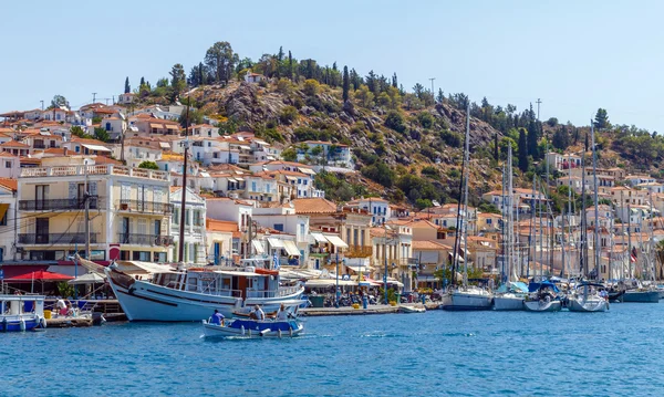 Navegando iates e barcos de pesca ao longo da orla marítima na ilha de Poros, Peloponeso, Grécia — Fotografia de Stock
