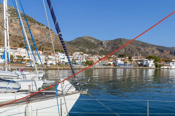 モネンバシア島ギリシャ、ペロポネソス半島のマリーナでヨット — ストック写真
