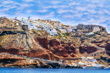 Caldera ve sky harbor Oia, Santorini Island, Yunanistan yakınındaki beyaz evleri panoramik kırmızı kayalar