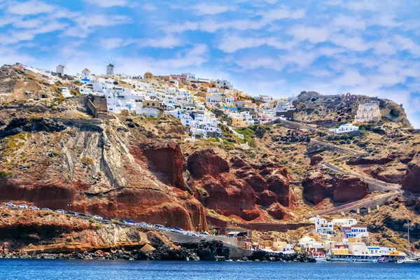 Caldera ve sky harbor Oia, Santorini Island, Yunanistan yakınındaki beyaz evleri panoramik kırmızı kayalar