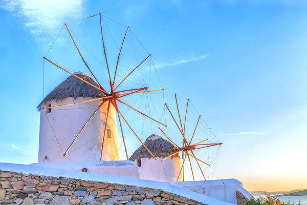 Traditionella vita väderkvarnar i Grekland — Stockfoto
